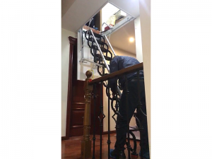 安装电动款伸缩楼梯